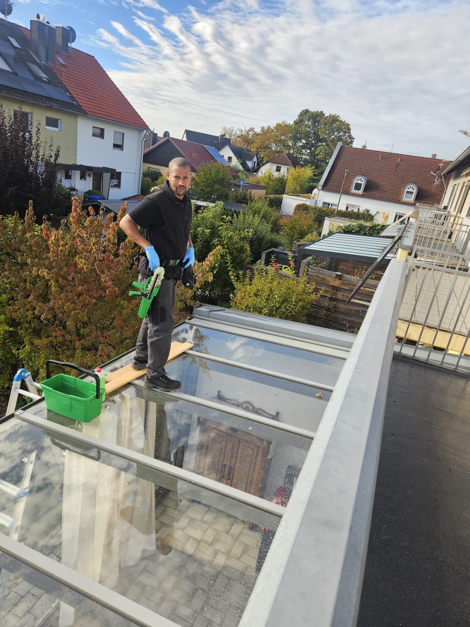 Addisu Tekle Tion Zewde bei der Glasdachreinigung